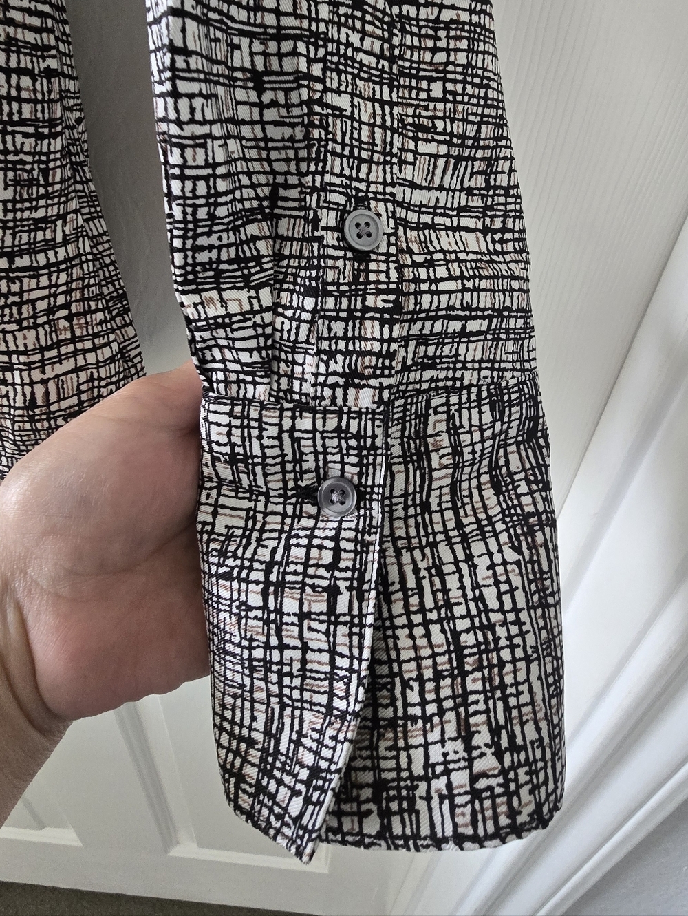 Banana Republic Black & White Abstract Print Button-Up Shirt Size Small - Picture 5 of 12